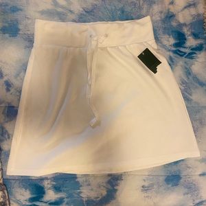 Super cute white skirt! 🤍